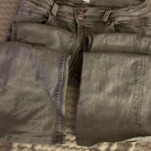 Grå jeans från Gina Tricot - Säljer ett par  grå lågmidja jeans från Gina Tricot i storlek 170. 