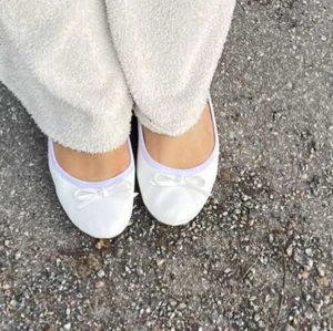 Vita ballerinaskor med rosett - Säljer ett par söta vita ballerinaskor i mycket bra skick. De har en liten rosett framtill som ger en gullig touch. Perfekta för vår och sommar, och passar både till vardags och festligare tillfällen.