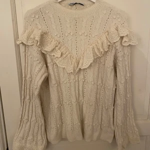 Stickad tröja Zara - Säljer en superfin vit stickad tröja från Zara med fina volangdetaljer. Funkar bra till höst och vinter, men är också så fin på sommaren!💕Knappt använd och i mycket fint skick