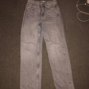 Jeans  - Gråa jeans från Gina, inga täcken på användning. Kom privat för mer bilder 💗