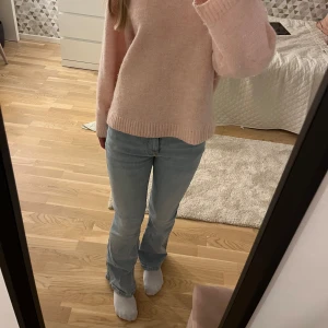 Ljusblå jeans - Säljer dessa jätte snygga lågmidjade bootcut jeans från Ginatricot. De är i storlek 34 och i nyskick! Skriv för fler bilder eller frågor!💗pris går alltid att diskuteras