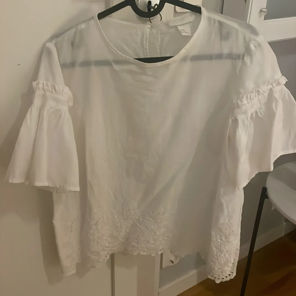 De är en jätte fin blus från H&M den har inga skador. De är stil 40 men passar också en M. Och kanske en S också.. Blusar.