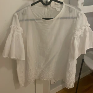 En fin blus - De är en jätte fin blus från H&M den har inga skador. De är stil 40 men passar också en M. Och kanske en S också.