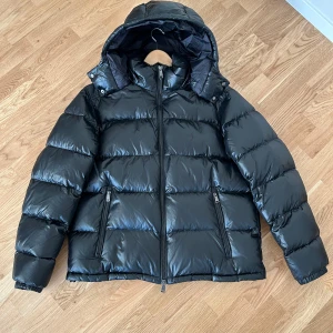 Svart dunjacka från Ralph Lauren - POLO RALPH LAUREN THE GORHAM GLOSSED DOWN JACKET. Jackan är i nyskick använd typ en gång. Nypris 6095:- Storlek: XL. Skriv om du har några funderingar. Mvh Simon 