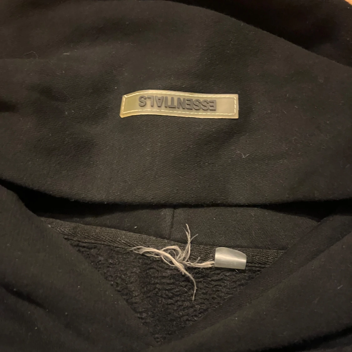 Svart Essentials hoodie - 1