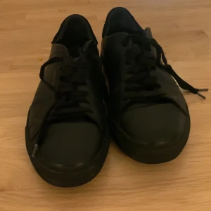 Axel arigato  - Tjena säljer ett par svarta arigatos i bra skick använda ett fåtal gånger. Priset är inte hugget i sten 