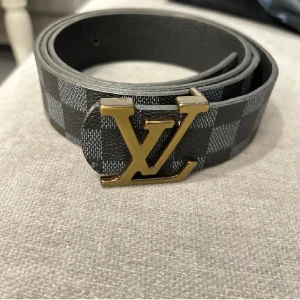 Bälte Louis Vuitton - Louis Vuitton Bälte svart och guld. One size. Mycket bra skick. Köpt för 3800, priset är diskuterbart