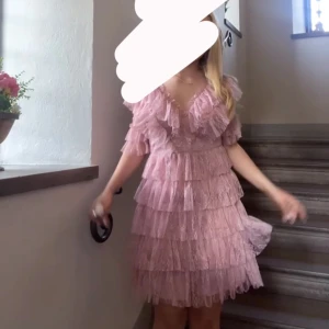 By melina  - Säljer min balklänning har bara använts en gång och är i gott sckik