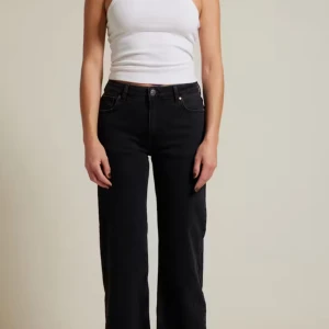 Svarta jeans med rak passform från bikbok - Säljer ett par snygga svarta jeans i rak modell från bikbok. De är i mycket bra skick och passar perfekt för både vardag och fest. Jeansen har en klassisk design med knappar och dragkedja framtill. Perfekta för höst och vinter! Nytt pris 699kr