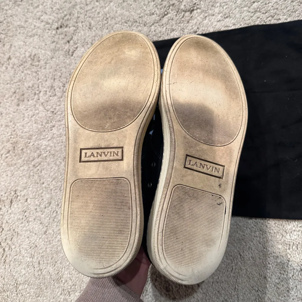 Lanvin cap toe sneakers. Storlek 9 motsvarar 42.5/43. Använda men finns liv kvar! Pris 1399kr nya modellen ingår dustbag!. Skor.