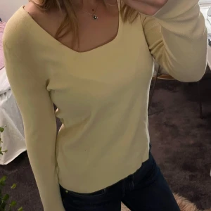 Gul långärmad topp - Säljer en superfin gul långärmad U-ringad tröja i mjukt material. Använt 1-3 gånger och i mycket bra skick🫶