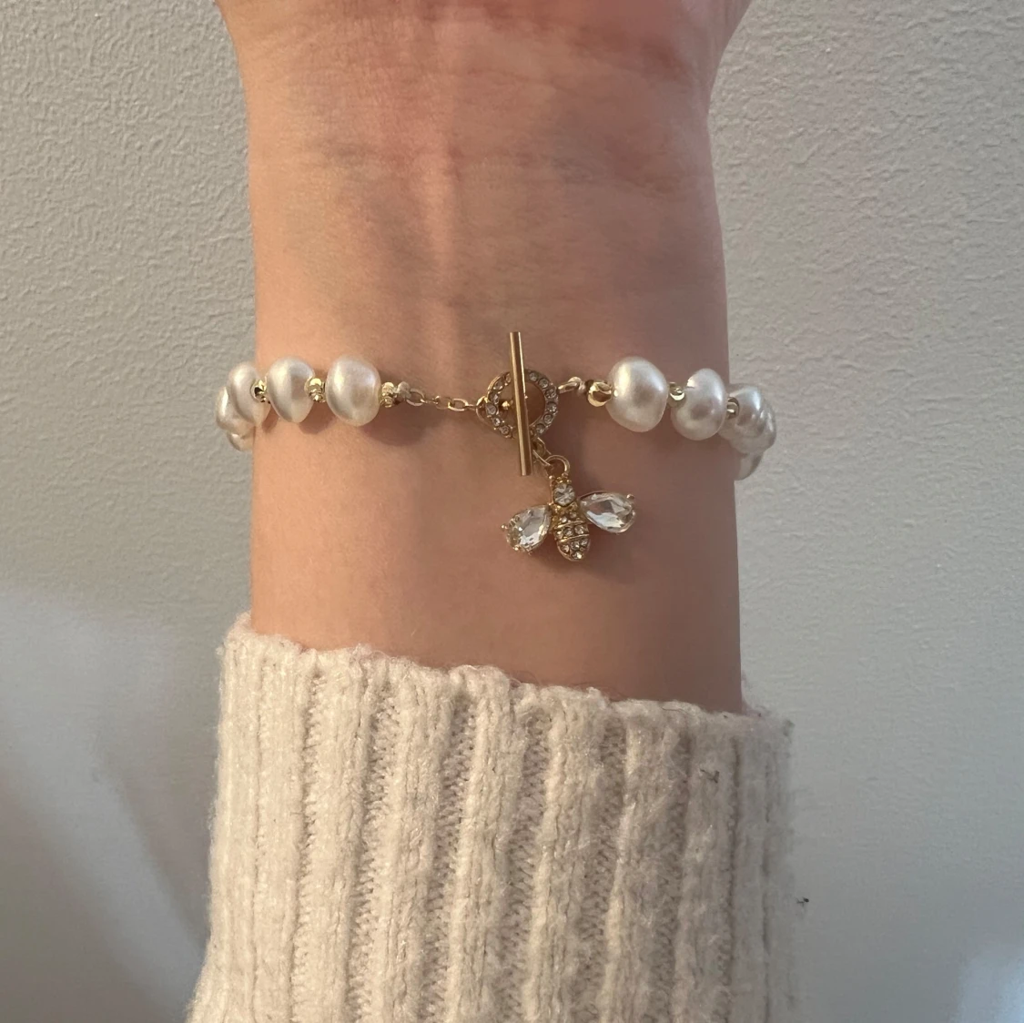 Pärlarmband med gulddetaljer - 91
