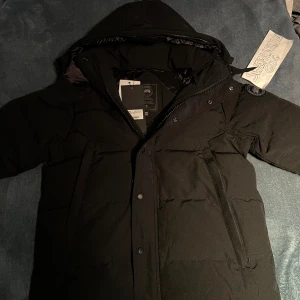 Canada Goose Wyndham black label - Finns att beställa hos oss via instagram! Kontakta oss vid fler frågor eller funderingar, massvis av olika modeller och färger! Swefashion_gbgg på instagram’