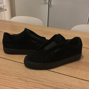 Svarta sneakers från Axel Arigato - Säljer ett par svarta Axel Arigatos i 10/10 skick storlek 45. Sulorna har lite fläckar men annars ser de ut att vara sprillans nya. ( priset kan även diskuteras )