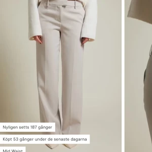Beige kostymbyxa  - Säljer mina kostymbyxor från bikbok då jag inte använder dom längre, dom är använda endast några få gånger men inga tecken på användning. Färger matchar den som är på första bilden från hemsidan. Spännet i midjan sitter lite på sidan vilket är en väldigt snygg detalj 