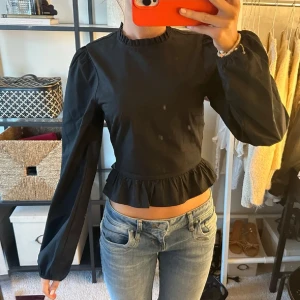 Svart blus  - Super söt svart blus🖤🖤