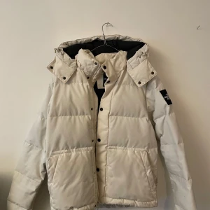 North Face Dunjacka - Vit North Face dunjacka - Använd med få små fläckar, men annars i bra skick! - avtagbar luva  - storlek M  DM för frågor, kan mötas i stockholm annars frakta till resten av landet! 