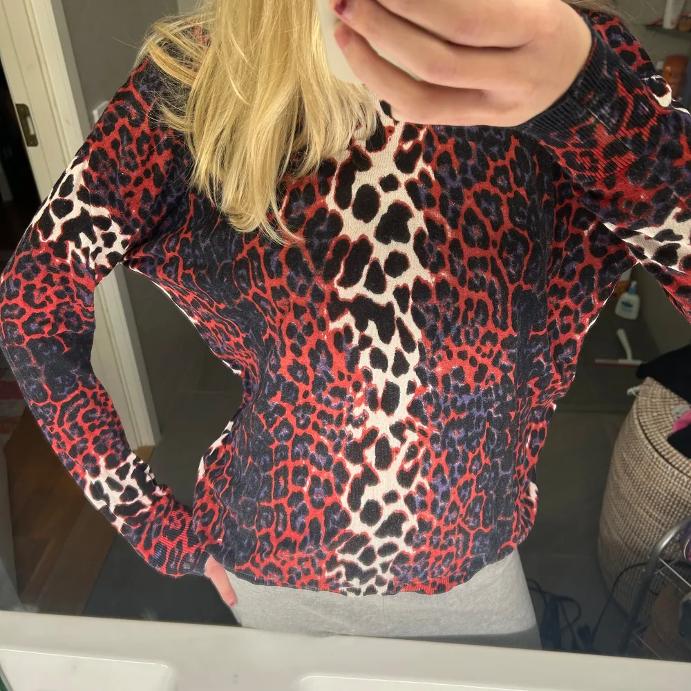Jättecool långärmad tröja i leopardmönster! Står ingen storlek men passar en M. Neuletakit & Villapaidat.