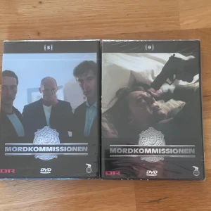 Mordkommissionen DVD Boxar - Säljer två DVD-boxar av serien 'Mordkommissionen'. Box 3 och 9 är i nyskick och fortfarande inplastade. Perfekt för dig som älskar spännande kriminaldrama och vill ha hela samlingen. Serien är producerad av DR och är på danska. Perfekt för en filmkväll med vänner eller familj!