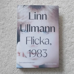 Flicka, 1983 - Boken 'Flicka, 1983' av Linn Ullmann är en gripande berättelse som väver samman minnen från 1983 med reflektioner från 2021. Den utforskar teman som tid, minne och identitet genom en resa mellan Paris och New York. Perfekt för dig som gillar djupa och tankeväckande romaner.