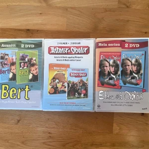 DVD-samling med Bert, Asterix & Obelix och Ebba och Didrik - Säljer en DVD-samling med tre olika titlar. Första är 'Bert' med 2 DVD-skivor som innehåller flera avsnitt. Andra är 'Asterix & Obelix' med 2 filmer på 2 skivor. Tredje är 'Ebba och Didrik', hela serien på 2 DVD-skivor. Perfekt för nostalgiska stunder med klassiska svenska serier och filmer!