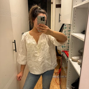 Vit detaljerad Odd Molly blus - Säljer min superfina Odd Molly blus i nyskick. Har en jättefin lätt passform med så fina detaljer på olika ställen. Perfekt till vardagen och skolan. Är i storlek 1 och använd 1 gång💓 Använd gärna KÖP NU🙌🏽