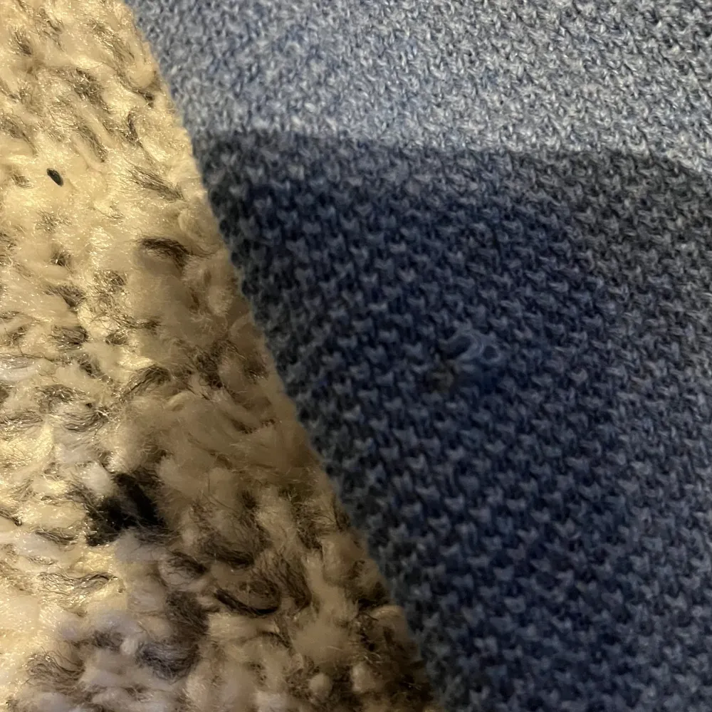 Säljer en snygg blå tröja från Gant i bra skick. Den är perfekt för både höst och vår med sin mjuka och bekväma passform. Tröjan har långa ärmar och en diskret logga på bröstet. Perfekt för en stilren och avslappnad look!. Neuletakit & Villapaidat.