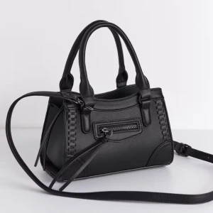 Svart väska Gina Tricot  - Snygg svart väska som inte kommer till användning längre men ganska väl använd men ok skick. De långa bandet saknas dock!💓