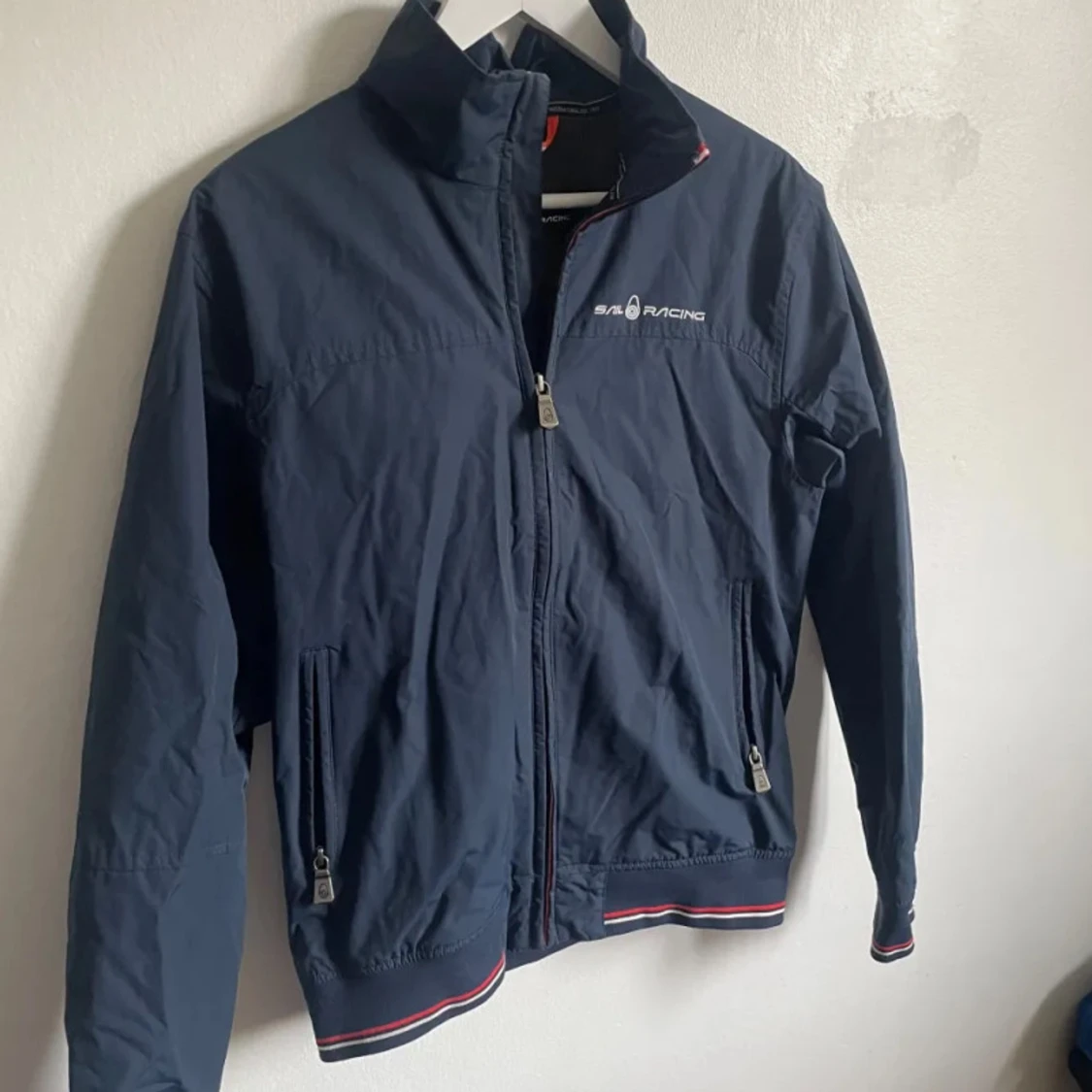 Mörkblå jacka från Sail Racing