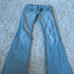 Ljusblå jeans från Lee - Säljer ett par as snygga ljusblå jeans från Lee. Mina favorit jeans men är nu för små för mig. Passar s och xs. Skriv frågor om ni undrar något!❤️