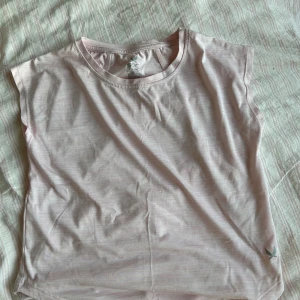 Ljusrosa ärmlös topp från SOC - Säljer en ljusrosa ärmlös topp från SOC i mycket bra skick. Perfekt för träning eller en avslappnad dag. Toppen är tillverkad i ett mjukt och bekvämt material som andas bra. Den har en enkel design med rund halsringning.