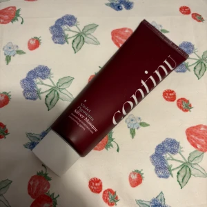 Violet Pigments Silver Masque från Continu - En lyxig hårmask med violetta pigment från Continu, perfekt för att neutralisera gula toner i blont hår. Kommer i en stilren vinröd tub med vit text. Perfekt för att ge håret en kallare nyans och extra glans. Perfekt för dig som vill fräscha upp ditt blonda hår hemma!