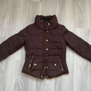 Brun jacka från Vero Moda - Säljer en snygg brun dunjacka från Vero Moda i storlek M. Aldrig använd! Pris kan diskuteras