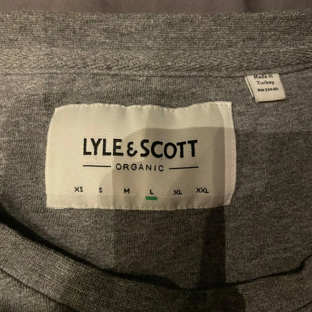 Säljer min lyle & scott tröja som är förlåten för mig💯 inga defekter eller nåt och den är i fint skick. Skriv om du vill ha fler bilder eller om du har frågor🙏. T-shirts.