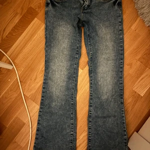 Blå jeansbyxor - Säljer ett par lågmidjade blå jeansbyxor i bra skick. De är bootcut och är perfekta för vardagsbruk. Byxorna har en traditionell femficksdesign och är tillverkade i slitstarkt denim. Perfekta för både höst och vår!