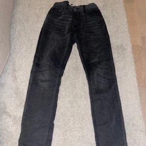 Levis 512 Slim Taper Jeans - Säljer ett par svarta Levis 512 Slim Taper jeans i bra skick. De har en slim passform med avsmalnande ben och är perfekta för både vardag och fest. Klassisk design med fem fickor och knappgylf. Passar till alla säsonger och är ett måste i garderoben! Skriv vid minsta lilla fundering✍️😀✅