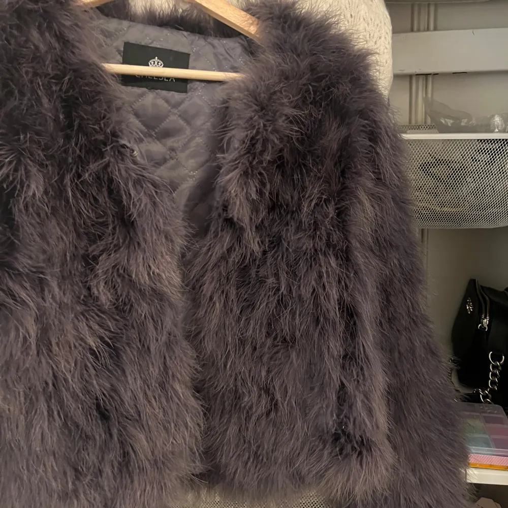 Säljer en supermysig grå pälsjacka som är perfekt för kyliga dagar. Jackan har en quiltad insida och är långärmad. Den är i mycket bra skick och passar perfekt för höst och vinter. Helt oanvänd!! Priset kan diskuteras 💕. Takit.