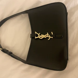 YSL väska (inte äkta)  - YSL väska, INTE äkta. Använd fåtal gånger. Jättefin