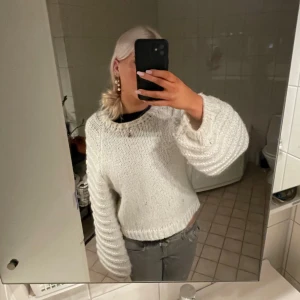 Vit stickad tröja  - Intressekoll också på min vita stickade tröja med stora armar, superfin men kommer inte till användning så mycket. (Det är spegeln som är smutsig inte tröjan)💕💕