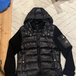 Moncler cardigan - Säljer min moncler cardigan jag haft ett tag nu. Använt en del men absolut inte tillräckligt! Skicket är 7/10 (mycket fint inga defekter på så sätt) Pris kan diskuteras och frågor besvaras🤩