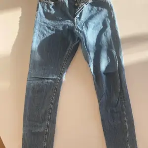 Säljer ett par klassiska blå jeans från Levi's i mycket bra skick. 