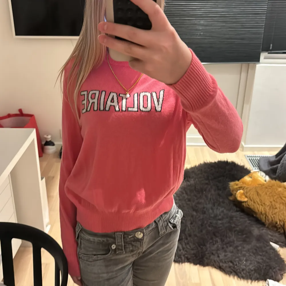 Säljer denna jättesnygga Zadig & Voltaire tröja! 💖Den har blivit använd fåtal gånger! Kan tänka mig gå ner i pris vid snabb affär. Den är i stolek 14-S. Nypris är 1 500kr.. Neuletakit & Villapaidat.