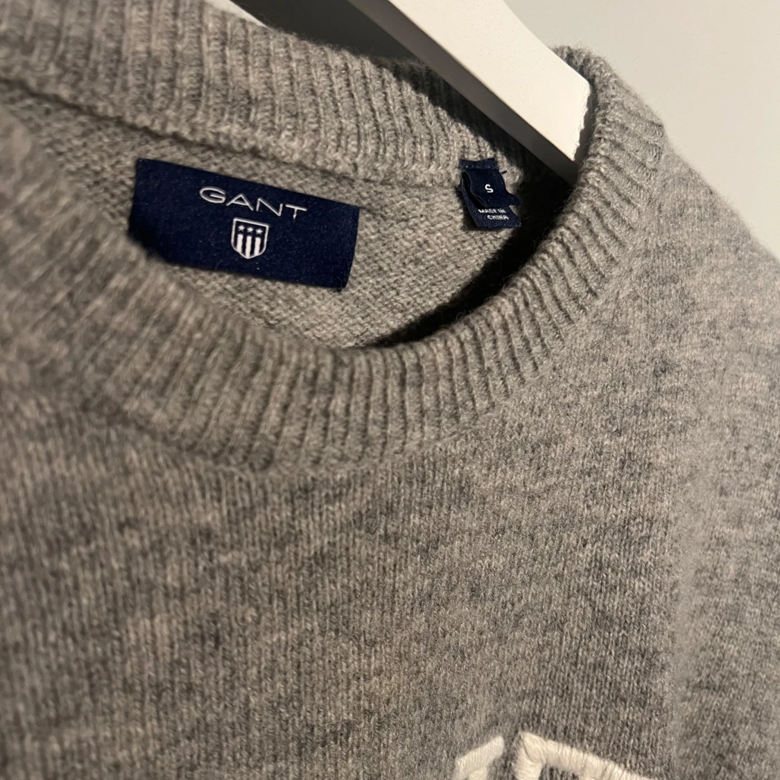 Grå stickad GANT tröja, 100% lammull - 91