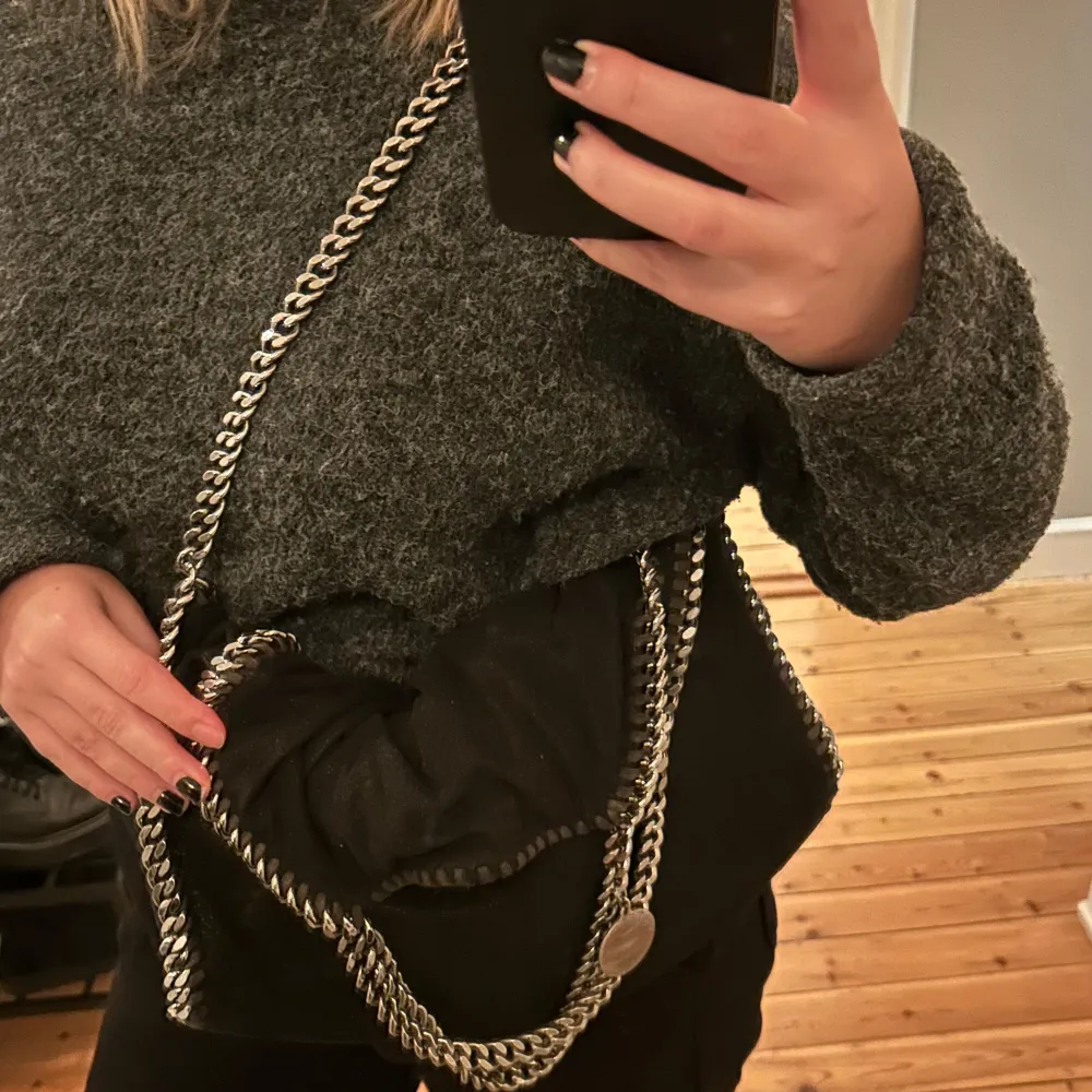 Säljer min älskade Stella McCartney-väska. Inköpt second hand på Vestiaire Collective runt 2017. Syns att väskan är använd, dock i samma skick som när jag köpte den då den inte använts så mycket av mig. Väskan är av äldre modell när de körde grön insida istället för rosa. Kedjan lite sliten. Men i det stora hela mycket fin fortfarande. Storleken är 37x35 cm. Samma modell på Net a porter ligger runt 12000kr, jag köpte för 4000 och säljer nu för 2700.. Laukut & Käsilaukut.