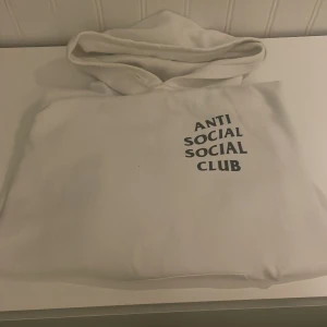 Anti Social Social Club Hoodie - Säljer min vita ASSC Hoodie i fint skick, inga fläckar och endast lite nopprig vilket är lätt åtgärdat. Sällsynt märke men väldigt dyrt om du söker upp på nätet. Stl M