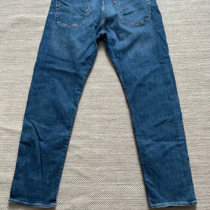 Blå jeans från Levi Strauss & Co - Säljer ett par klassiska blå jeans från Levi Strauss & Co i bra skick. W38/L34, de har en straight passform och är tillverkade i slitstarkt denim. Perfekta för både vardag och fest! 