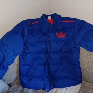 Skitsnygg jacka från adidas. Typ slutsåld överallt så passa på, den är använd 2-3 gånger max!! En riktig ögontjänare som drar uppmärksamheten till sig jag lovar! Byten är intressanta runt Hudiksvall.