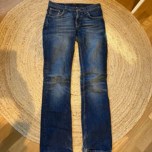 Blå jeans med bootcut - Säljer ett par snygga blå Nudie jeans i modellen Bootcut Ola. Står storlek 30/34 på lappen men de passar även 28/34 och 29/34. Snarare en S i storlek skulle jag säga. Midjemått 40cm och innerbenslängd 84cm Älskar dessa jeans och Nudie jeans är ett superbra märke eftersom att de lagar jeans helt gratis oavsett om de är köpt begagnade. Nypris mellan 1600-1800kr, jag säljer för 500kr. hör av er vid frågor💗