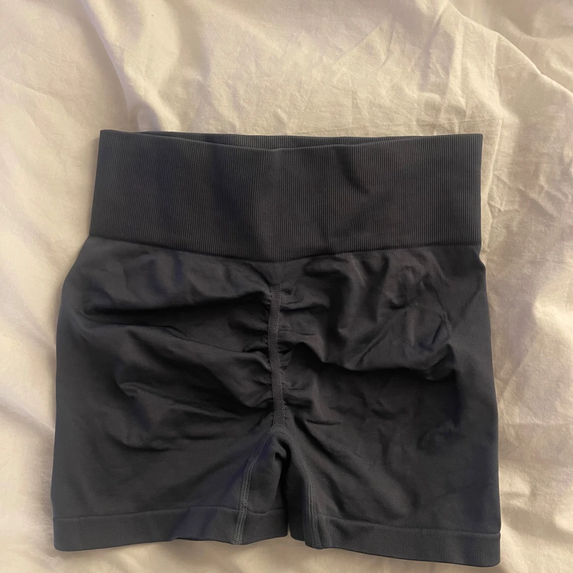 Mörkgråa shorts med scrunch
