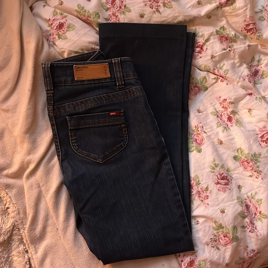 Mörkblå lågmidjade jeans från Only - 90